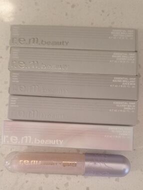 r.e.m. beauty Essential Drip Glossy Balms